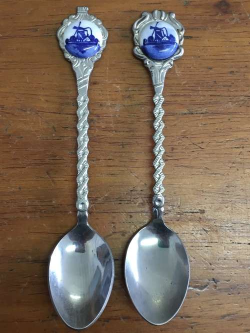 2 x Teaspoons with delft detail