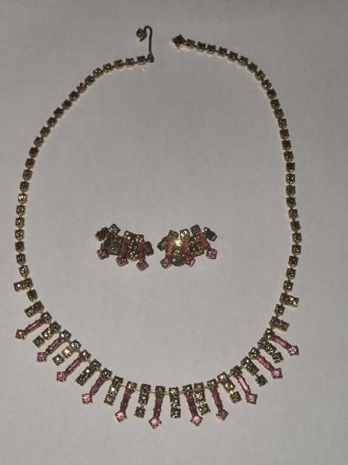 Beautiful Vintage Necklace with matching earrings
