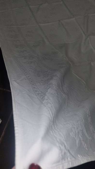 White Tablecloth with 4 Fabric Napkins