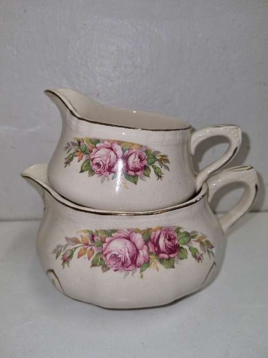 2 x Beautiful Vintage Alfred Meakin Jugs with floral detail - Made in England