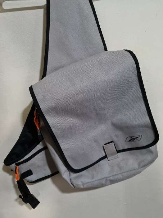 Reebok shoulder cross over bag with lots of storage space