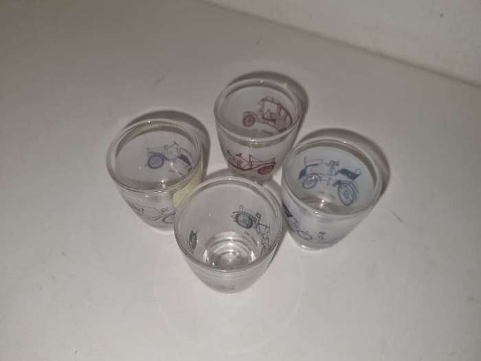 4 x Shooter glasses with old car detail
