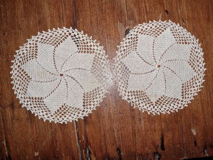 2 x Vintage Doilies - Diameter - 17cm each