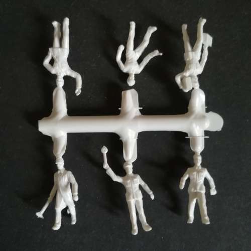 Preiser? Unpainted Figures