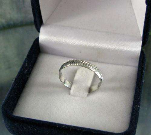 Vintage 925 Sterling Silver Diamond Cut Ring.