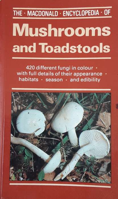 The Macdonald Encyclopedia of Mushrooms and Toadstools by Giovanni Pacioni