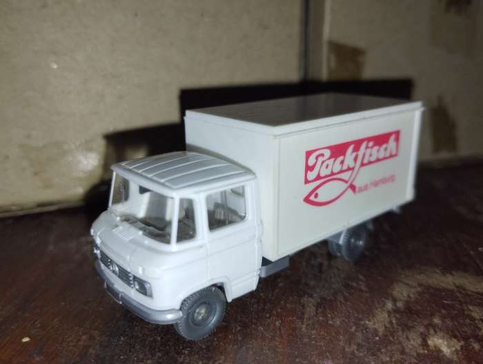 Wiking Mercedes Benz L408 Transporter - Packfisch - 1/87 Scale