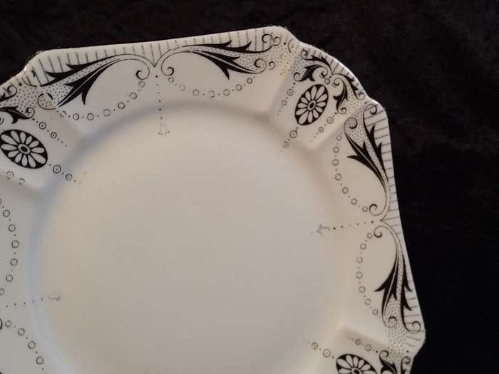 Shelley - Queen Ann Shape - Black Garland Small Plate.