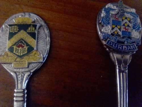 VINTAGE SOUVENIR SPOONS ( 8 SPOONS)