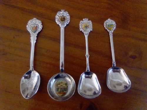 VINTAGE SOUVENIR SPOONS ( 4 SPOONS)