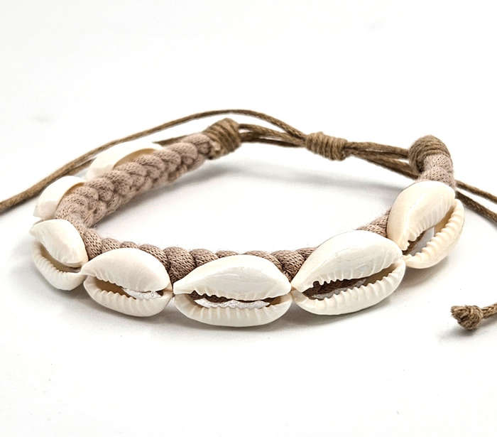 Cowrie shell bracelet - Beige
