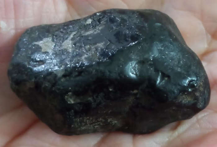 Apache Tear Rough Cleanses the aura of negative energy