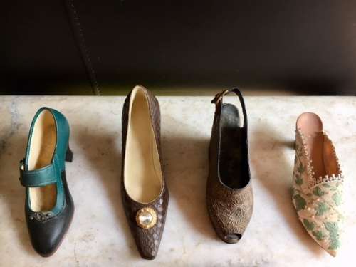 ### THE LEONARDO & JUST THE RIGHT SHOE COLLECTION ## 8 x PIECE SHOES, BAGS, ORNAMENTS UK IMPORT! WOW