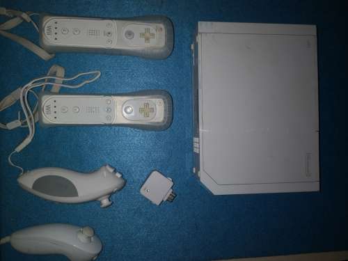 NINTENDO WII WITH 2 CONTROLLERS AND 2 NUNCHUCKS AND TOP SHOT ELITE