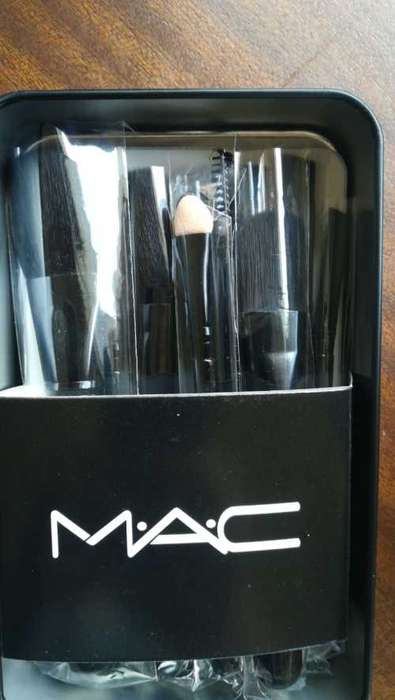 NEW MAC BRUSH SET 12 PIECE WORTH R2000