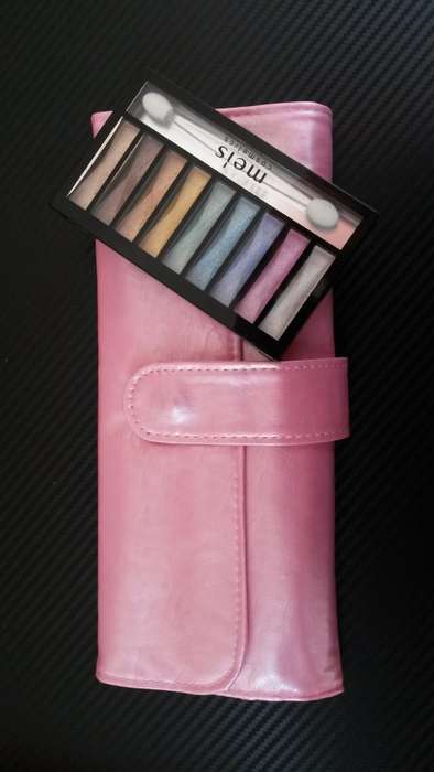 HIGH QUALITY PROFESSIONAL MAKE-UP BRUSHES WITH EYESHADOW COLORS TO MAKE YOUR EYES POP!!!