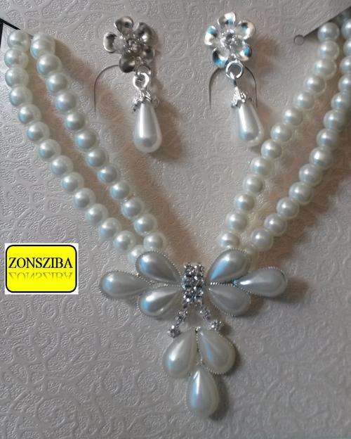 BEAUTIFUL FASHION INSPIRED FAUX PEARL NECKLACE WITH EARRINGS!!!