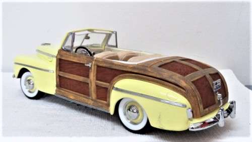 Boxed Yat Ming Signature Series Die Cast Metal Ford 1946 Sportsman With 24K Gold Plated Coin 1:18