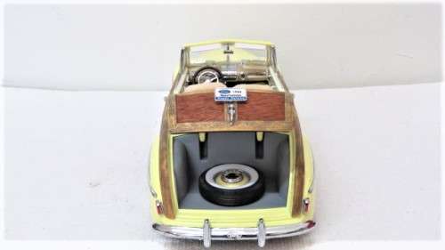 Boxed Yat Ming Signature Series Die Cast Metal Ford 1946 Sportsman With 24K Gold Plated Coin 1:18