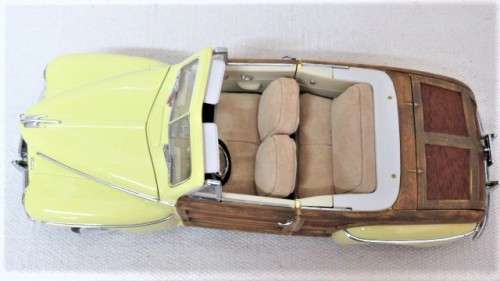 Boxed Yat Ming Signature Series Die Cast Metal Ford 1946 Sportsman With 24K Gold Plated Coin 1:18