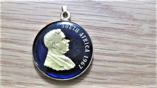 Superb Enamelled Republic of South Africa Silver 1967 One Rand Coin Pendant 17.6 g