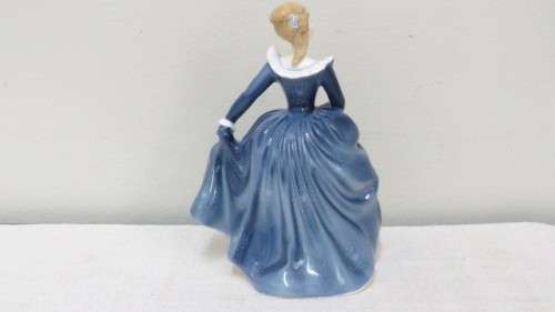 Vintage 1960`s Royal Doulton `Fragrance` HN 2334 Porcelain Figurine By Peggy M. Davies H: 195 mm