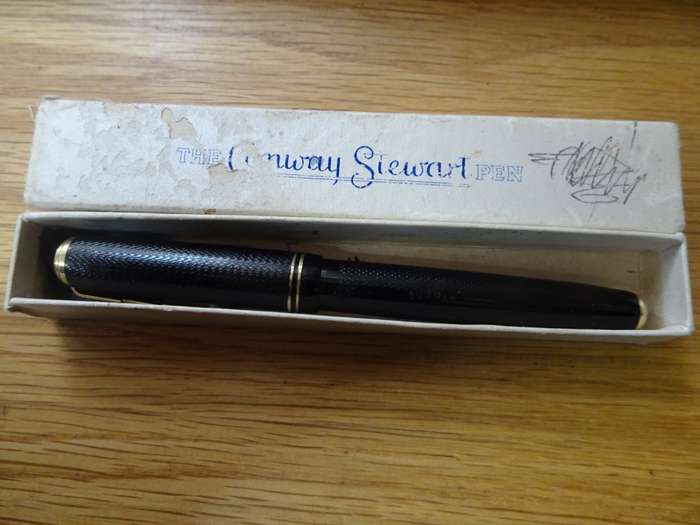 The Conway Stewart Fountain Pen With 14ct Gold Nip - In Original Box - See Description