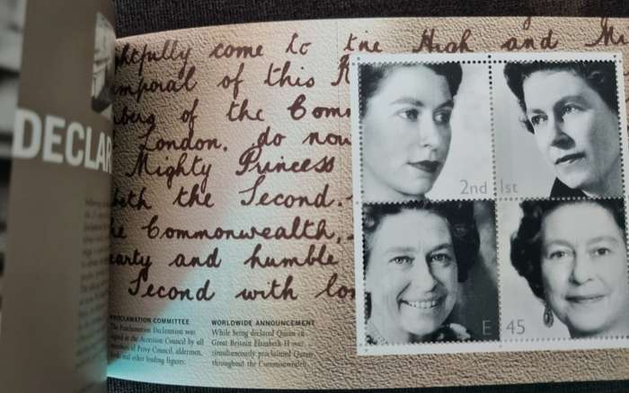 GB 2002 `A GRACIOUS ACCESSION` GOLDEN JUBILEE OF QEII MINT/COMPLETE BOOKLET. SGDX28. CV GBP 45.