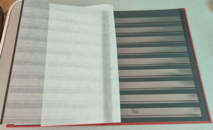 LINDER LOTUS EMPTY ALBUM 2ND HAND (8 BLACK PAGES/16 SIDES). AS PER IMAGES. NB: PLEASE READ BELOW!!!
