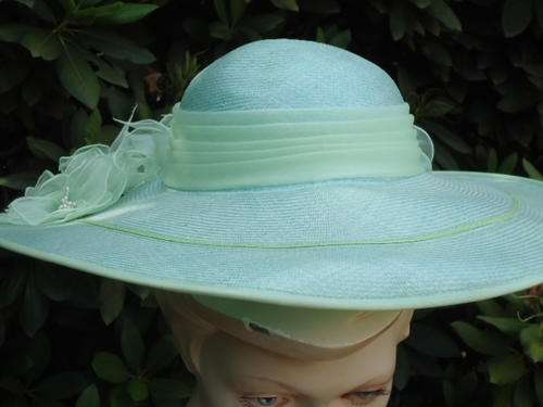 GORGEOUS VINTAGE HAT NEVER WORN(NOTE PROPS NOT INCLUDED)