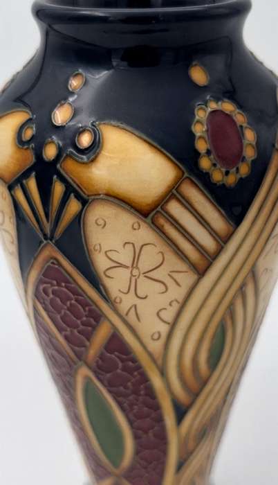 SUPERB MOORCROFT 21cm VASE - STAFFORDSHIRE GOLD BY ALICIA AMISON 2010