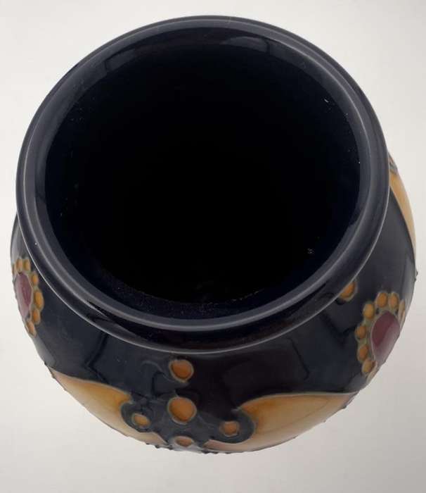 SUPERB MOORCROFT 21cm VASE - STAFFORDSHIRE GOLD BY ALICIA AMISON 2010