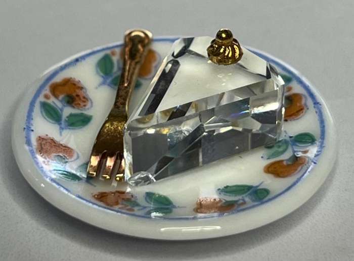 SWAROVSKI CRYSTAL MEMORIES  PIECE OF CAKE GOLD