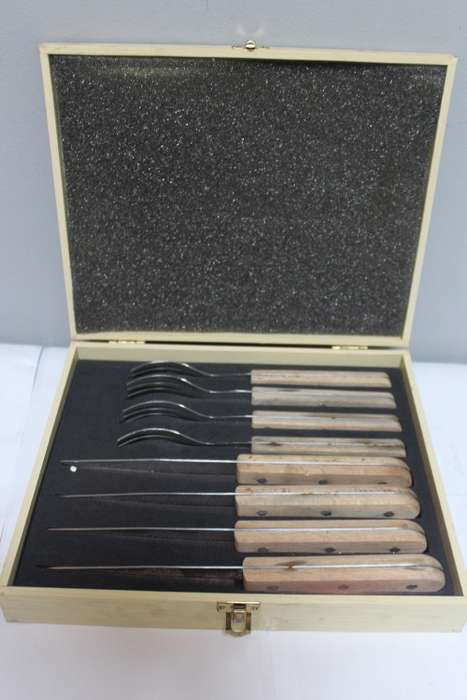 Set of 4 x steak knives & forks in box