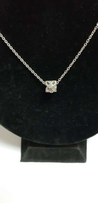 Ladies fashion necklace
