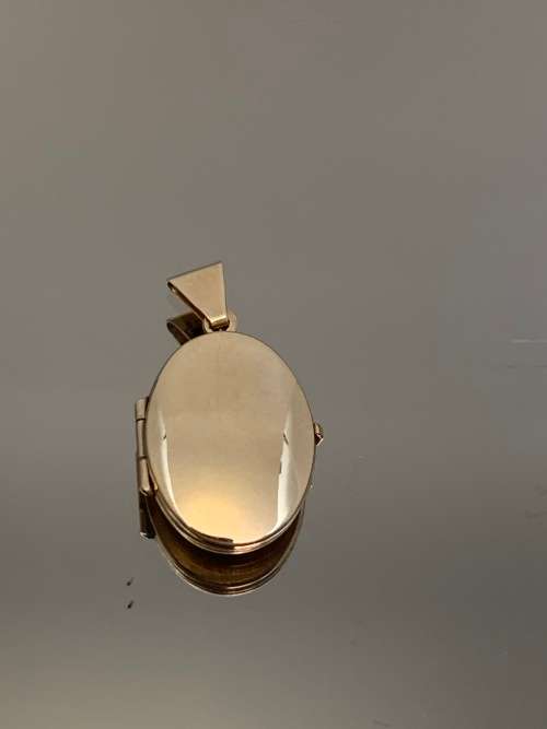 9ct (1.3gram) Yellow Gold Oval Locket Pendant
