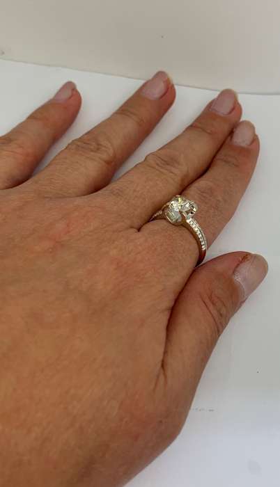 18ct ( 3.9grams) White Gold 1.17ct Round Brilliant Diamond Ring set with small diamonds on the side