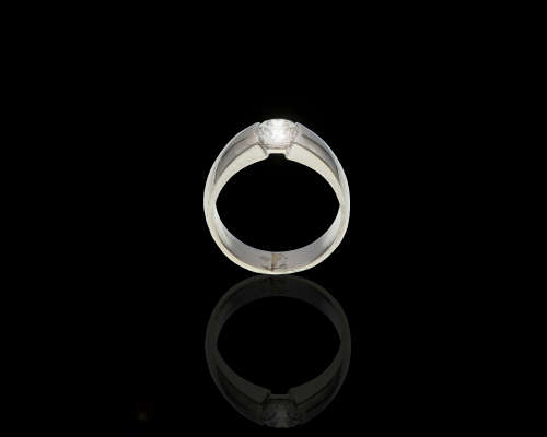 9,4 grams Platinum Round Brilliant Diamond 0.65 J VVS2 Solitaire Ring