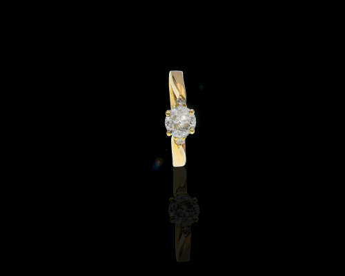 18ct 2.5gr Yellow Gold 0.72ct Round Brilliant Diamond I I2, c/w 1 x smalls on each side GIA Cert