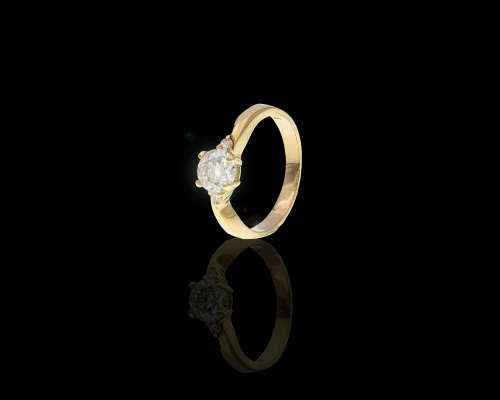 18ct 2.5gr Yellow Gold 0.72ct Round Brilliant Diamond I I2, c/w 1 x smalls on each side GIA Cert