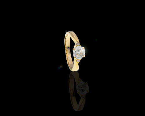 18ct 2.5gr Yellow Gold 0.72ct Round Brilliant Diamond I I2, c/w 1 x smalls on each side GIA Cert