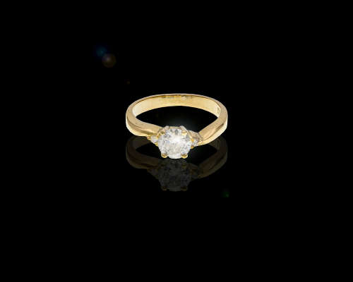 18ct 2.5gr Yellow Gold 0.72ct Round Brilliant Diamond I I2, c/w 1 x smalls on each side GIA Cert