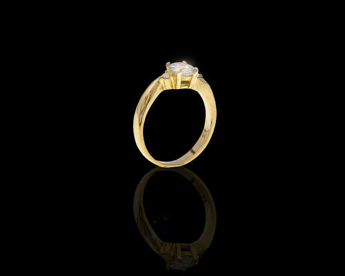 18ct 2.5gr Yellow Gold 0.72ct Round Brilliant Diamond I I2, c/w 1 x smalls on each side GIA Cert