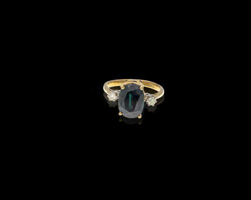 18ct (4.3 gram) Yellow Gold Onyx Ring with two diamonds