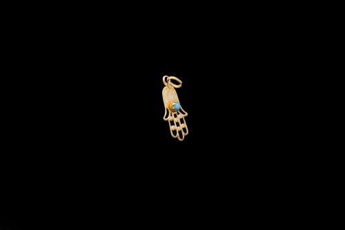 18ct (0.8 grams) Yellow gold Chamsa c/w semi precious stone