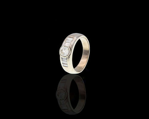 18ct (8.1grams) White Gold Round 0.60ct Brilliant Diamond L VVS2 c/w Baguettes - GIA certificate