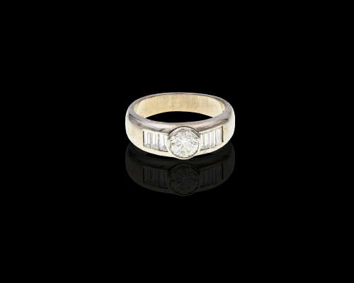 18ct (8.1grams) White Gold Round 0.60ct Brilliant Diamond L VVS2 c/w Baguettes - GIA certificate