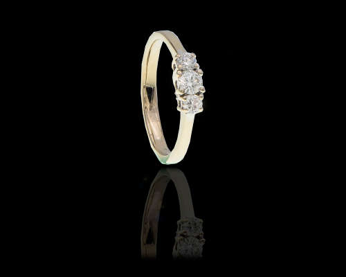 18ct (3.3grams) White Gold 1 x 0.20ct Round Brillant Diamond and 2 x 0.10ct Diamonds on either side