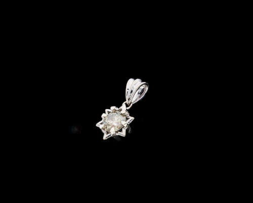 1.4 grams 18 carat White Gold Diamond Pendant