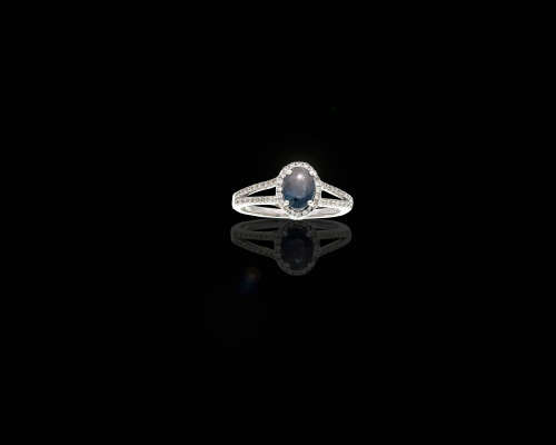 3.15 grams 18 carat White Gold Sapphire and Diamond Ring